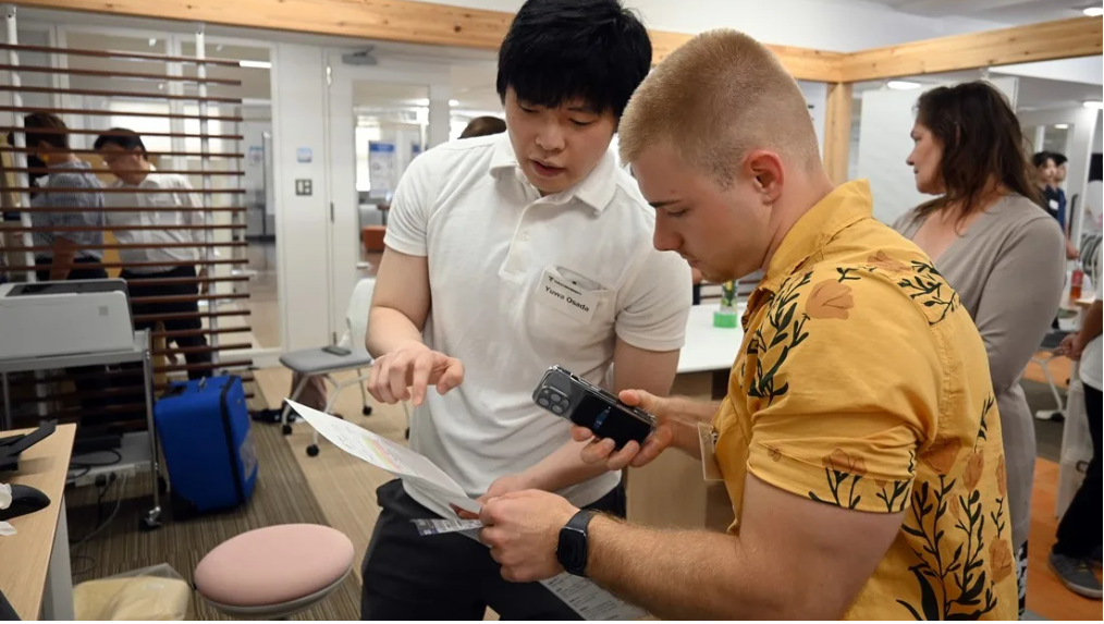 UMB and Japanese students examine a medical device