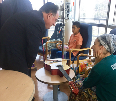 Dr. Perman visits children on the hematology-oncology ward of HUJ's Hadassah Medical Center.