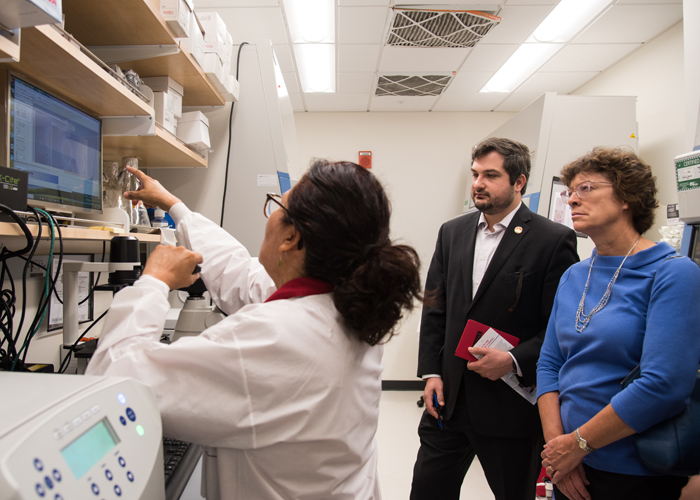 Researchers from the University of Maryland School of Medicine introduce the congressional delegation to their innovative cell research in the state-of-the-art laboratories of HSRF III.